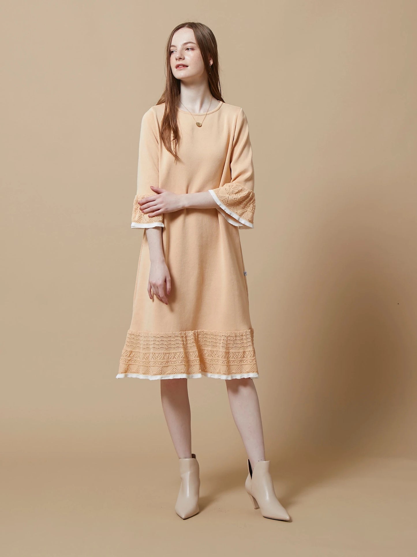 袖部分&裾レーシー編み ニットワンピース